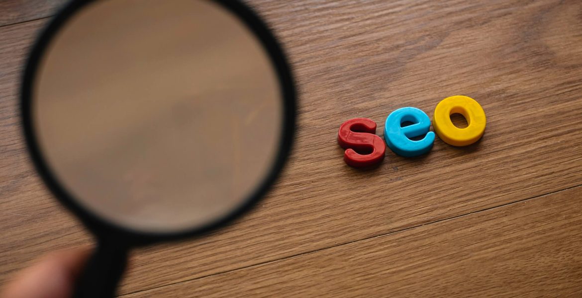 search-engine-optimization-concept-magnifying-gla-2023-11-27-05-04-00-utc (1)